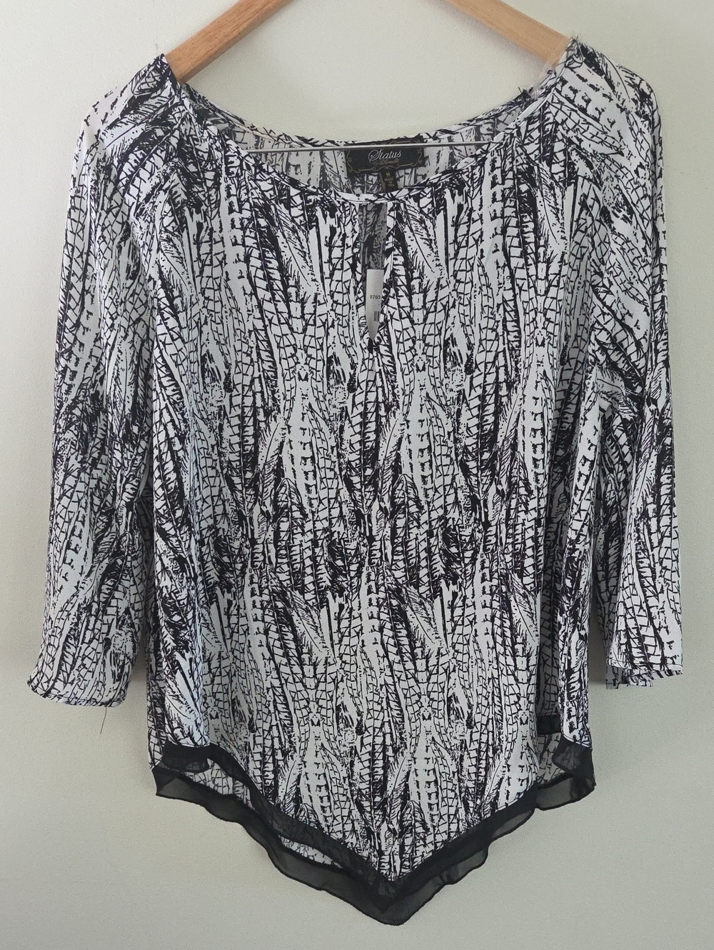 NWT Status Black & White Printed Flowy Blouse With Keyhole And Pointed Hem